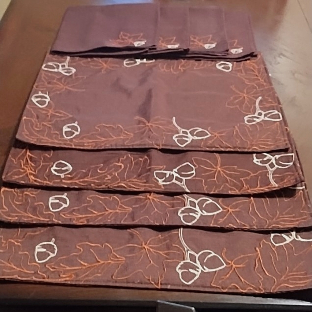 Better Homes Set Of 4 Table Mats With Napkins. Embroidered.